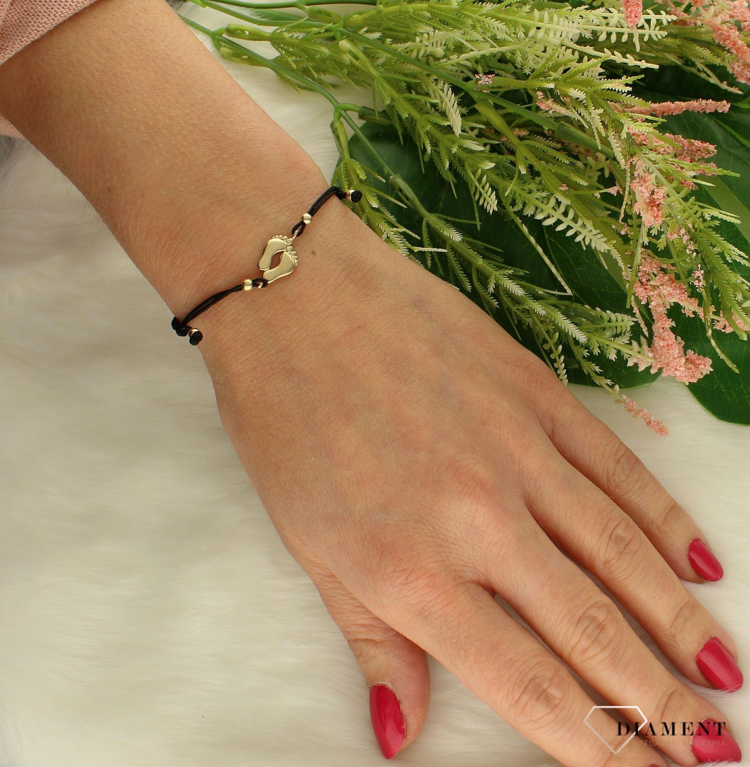 Bransoletka złota damska na sznureczku ze złotymi kuleczkami i stópkami dziecka BR 4618. Bransoletka złota damska na sznureczku ze złotymi kuleczkami i stópkami dziecka. Stópki dziecka to idealny motyw w bransoletce (1).jpg